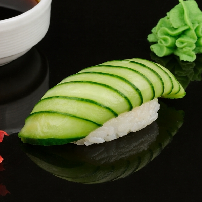 Суши с огурцом