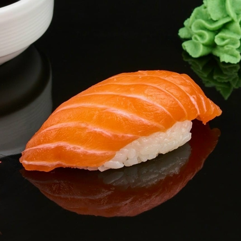 Суши с лососем